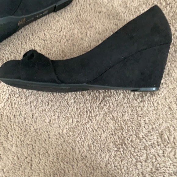 CL by laundry.. beautiful suede shoes.. platform - Picture 2 of 6